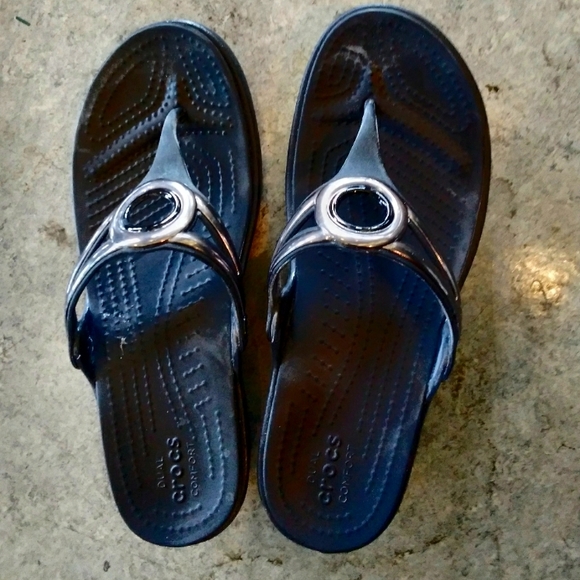 crocs women's sanrah metal block strap wedge sandal